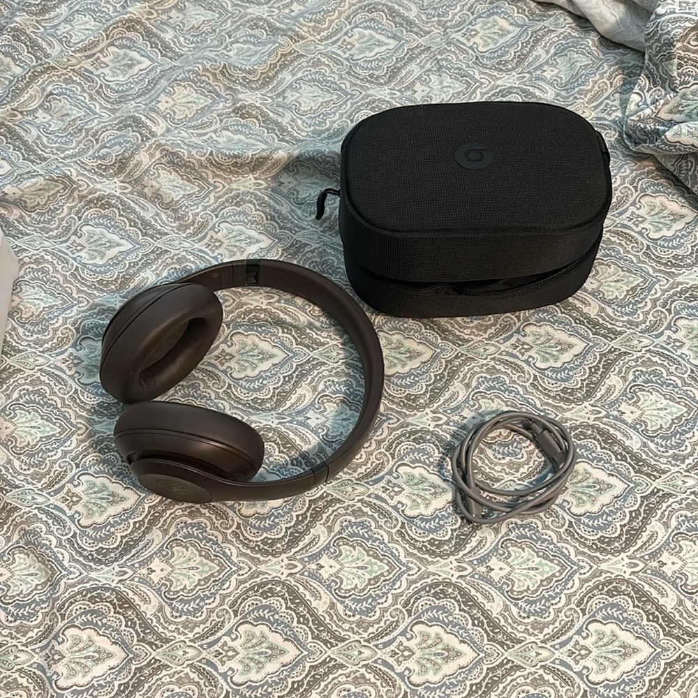 Beats Solo 3 pros, brown coloring